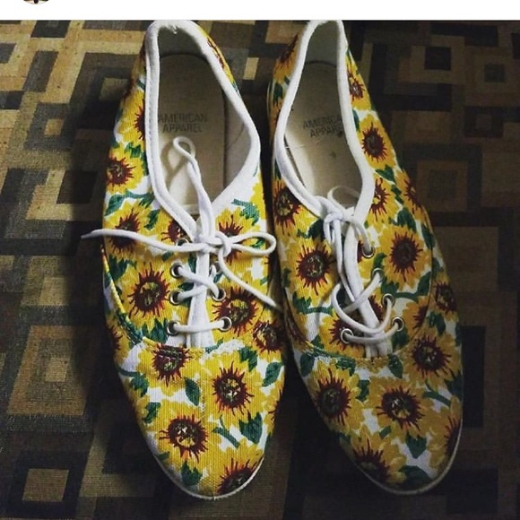 Sunflower shoes! - Picture 1 of 3
